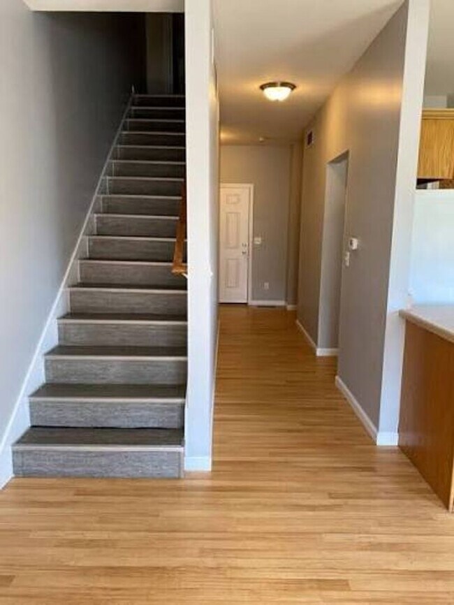 Foto del edificio - 3-Bedroom Townhome Available This July!