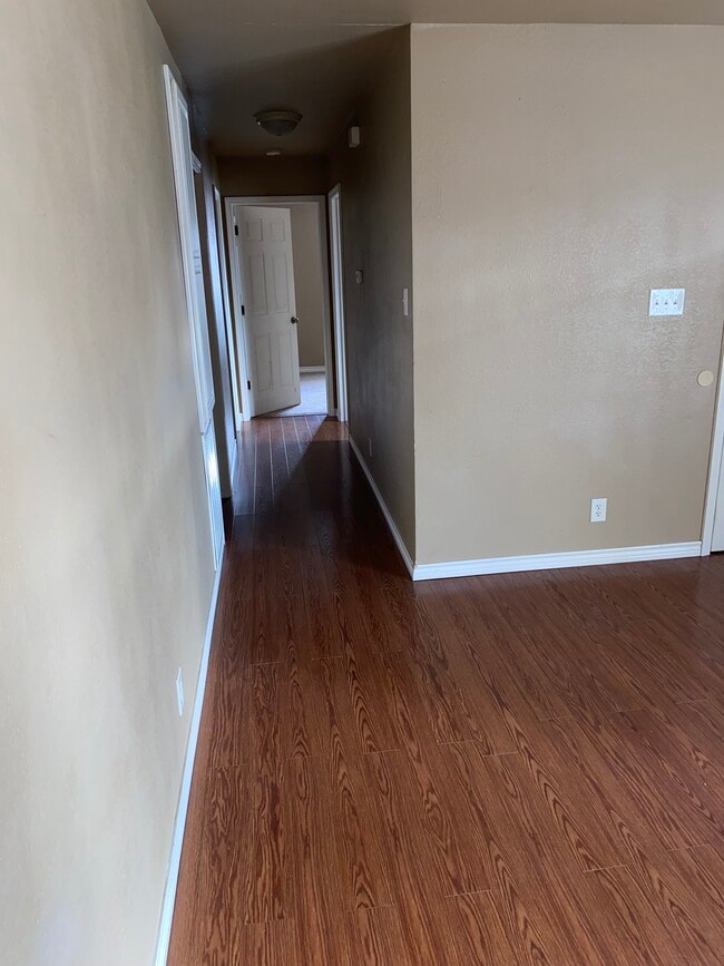 Foto del edificio - 317 W McLain Dr