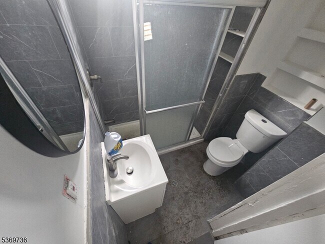 Building Photo - 9 Breakenridge Terrace