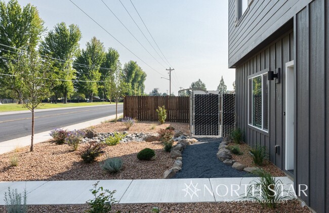 Foto del edificio - 3040-3042 SW Obsidian Ln