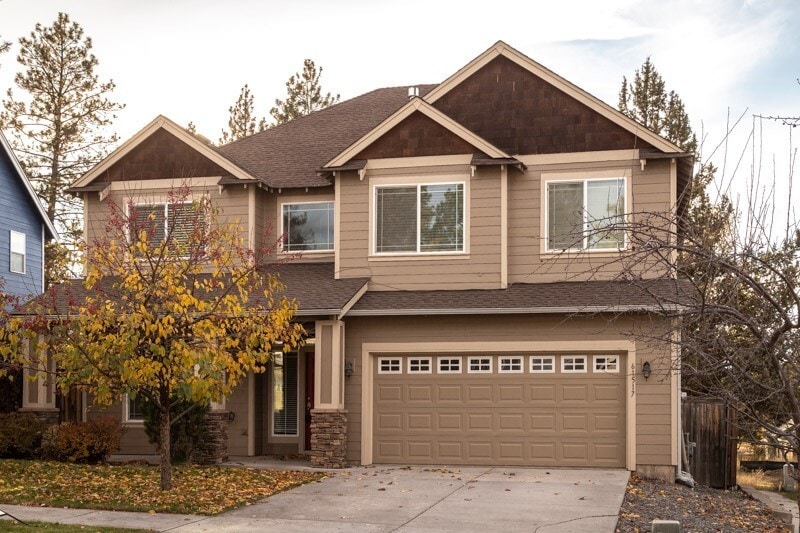 Primary Photo - Spacious 4 bedroom home, Office and Bonus ...