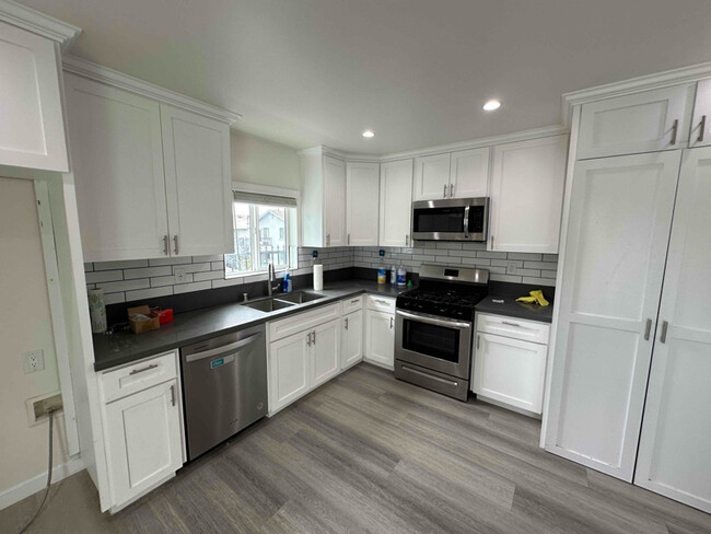 Building Photo - 2110 Gaviota Ave