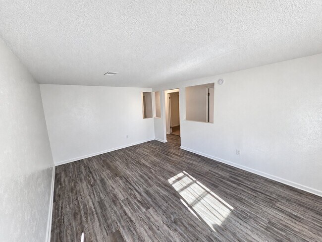 Foto del edificio - 8101-8195 W 9th Ave