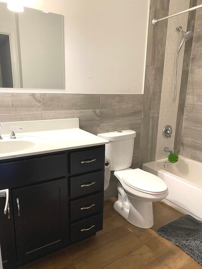 Foto del edificio - 5201 Carriage Way Dr