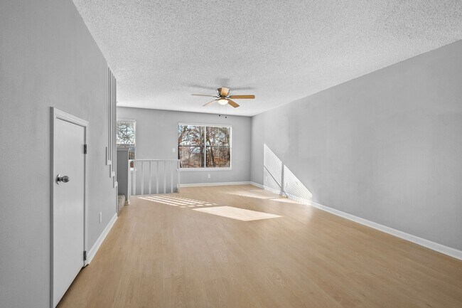 Foto del edificio - Modern 3-Bed, 2.5-Bath Apartment with Granite Kitchen & New Appliances!