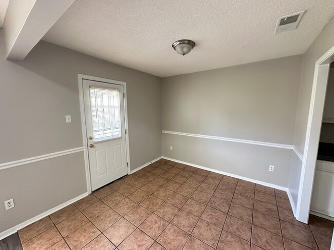 Foto del edificio - Charming 3BR/2BA Near Southwind | Soaring Vaulted Ceilings, Rustic Fireplace & Garage
