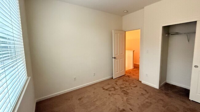 Building Photo - 4 BR 2.5 Bath Duet close to park and schools