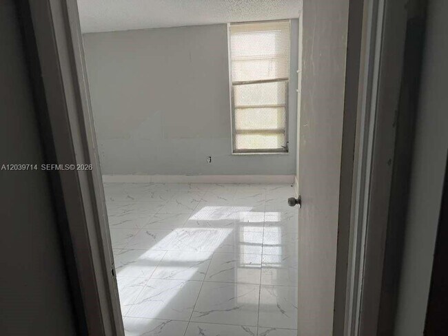 Foto del edificio - 8801 W Flagler St