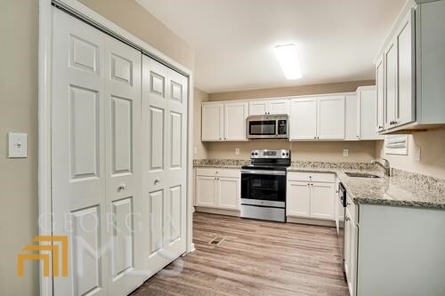 Building Photo - 425 Cologne Dr SE
