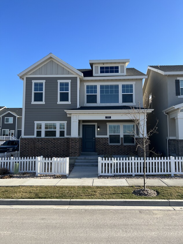 Primary Photo - 3707 W Drexler Dr