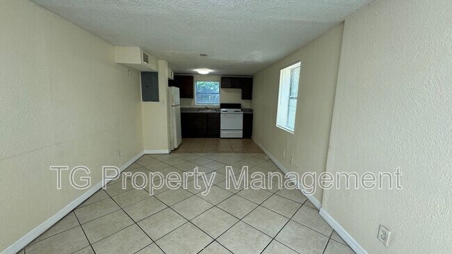 Foto del edificio - 2825 Moncrief Rd