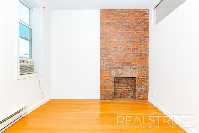 Building Photo - Gorgeous 2BR/1BA apartment available in prime Bushwick. This apartment is an absolute steal and will