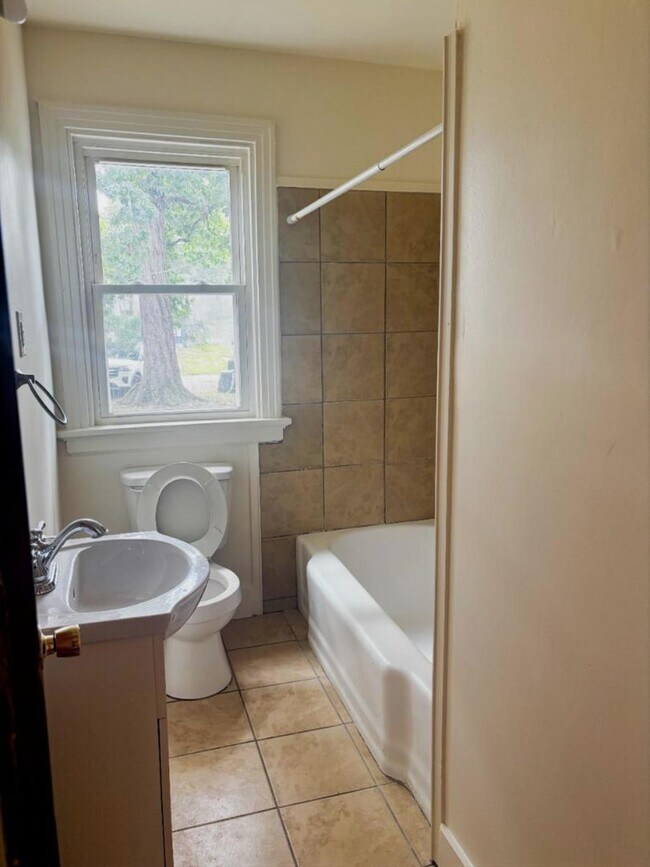 Foto del edificio - 3 Bedroom / North Avenue, 23222