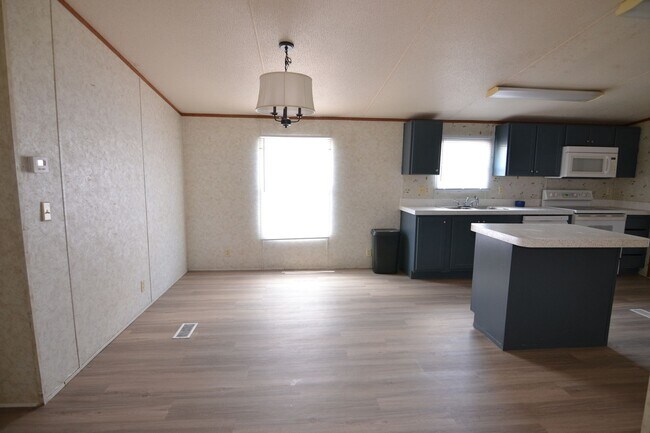 Building Photo - Country Living with City convieniance in t...