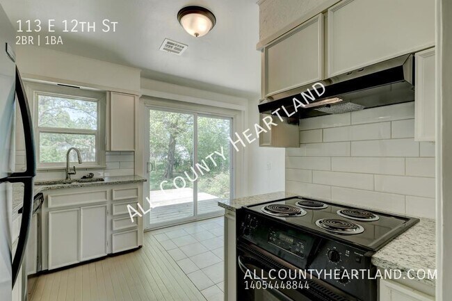 Building Photo - 113 E 12th St