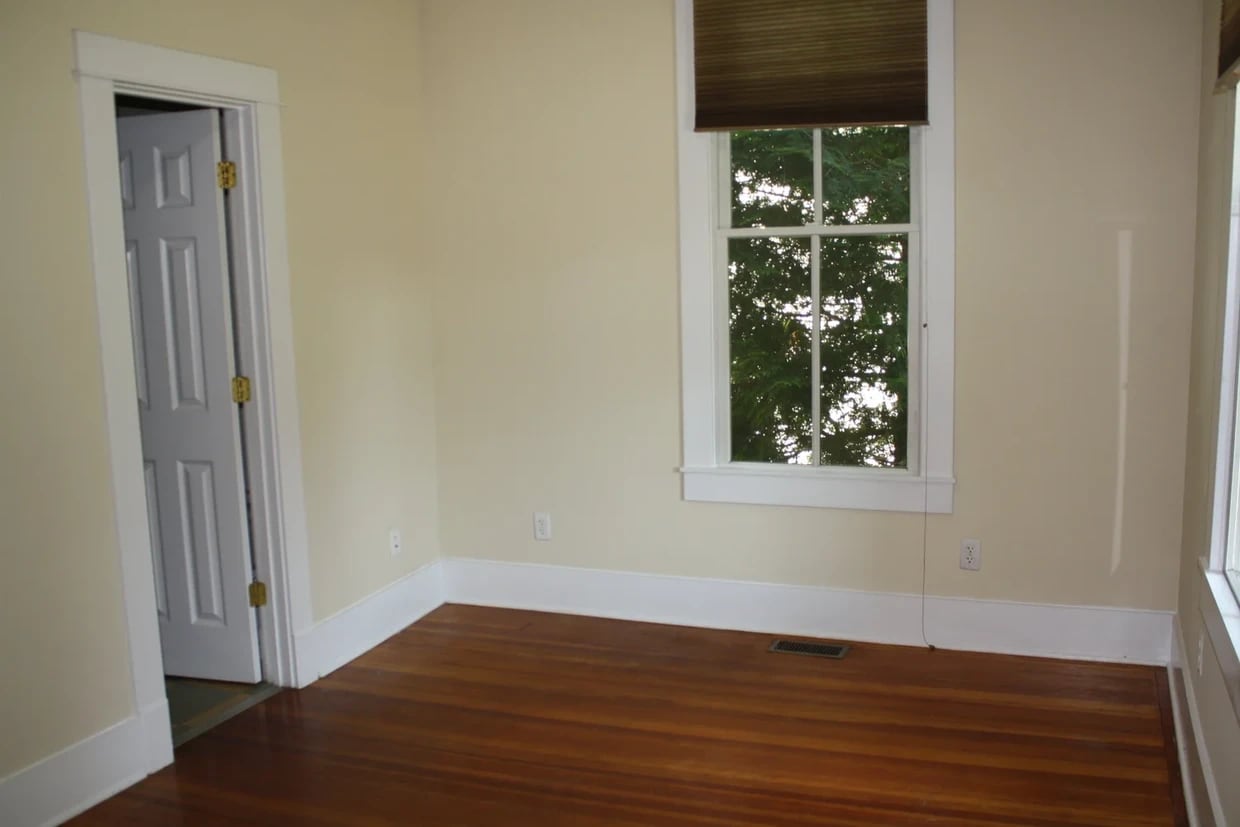 Building Photo - 211 E 10th St