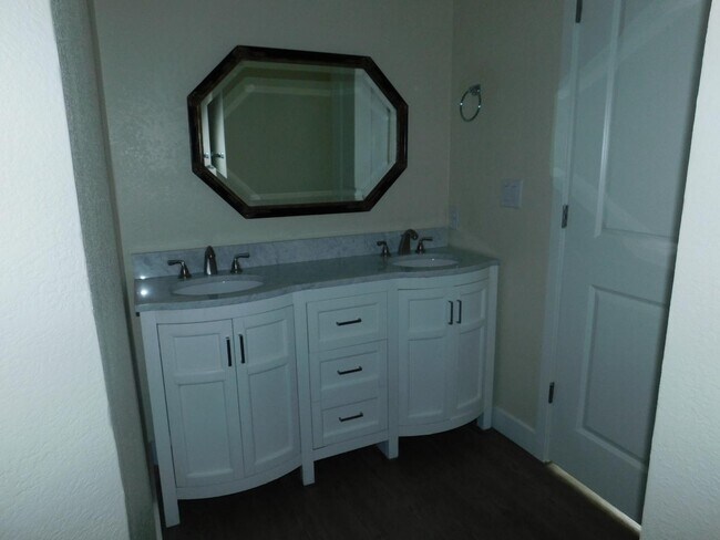 Building Photo - 113 G St