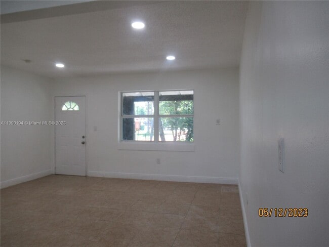 Building Photo - 11530 NE 12th Ave