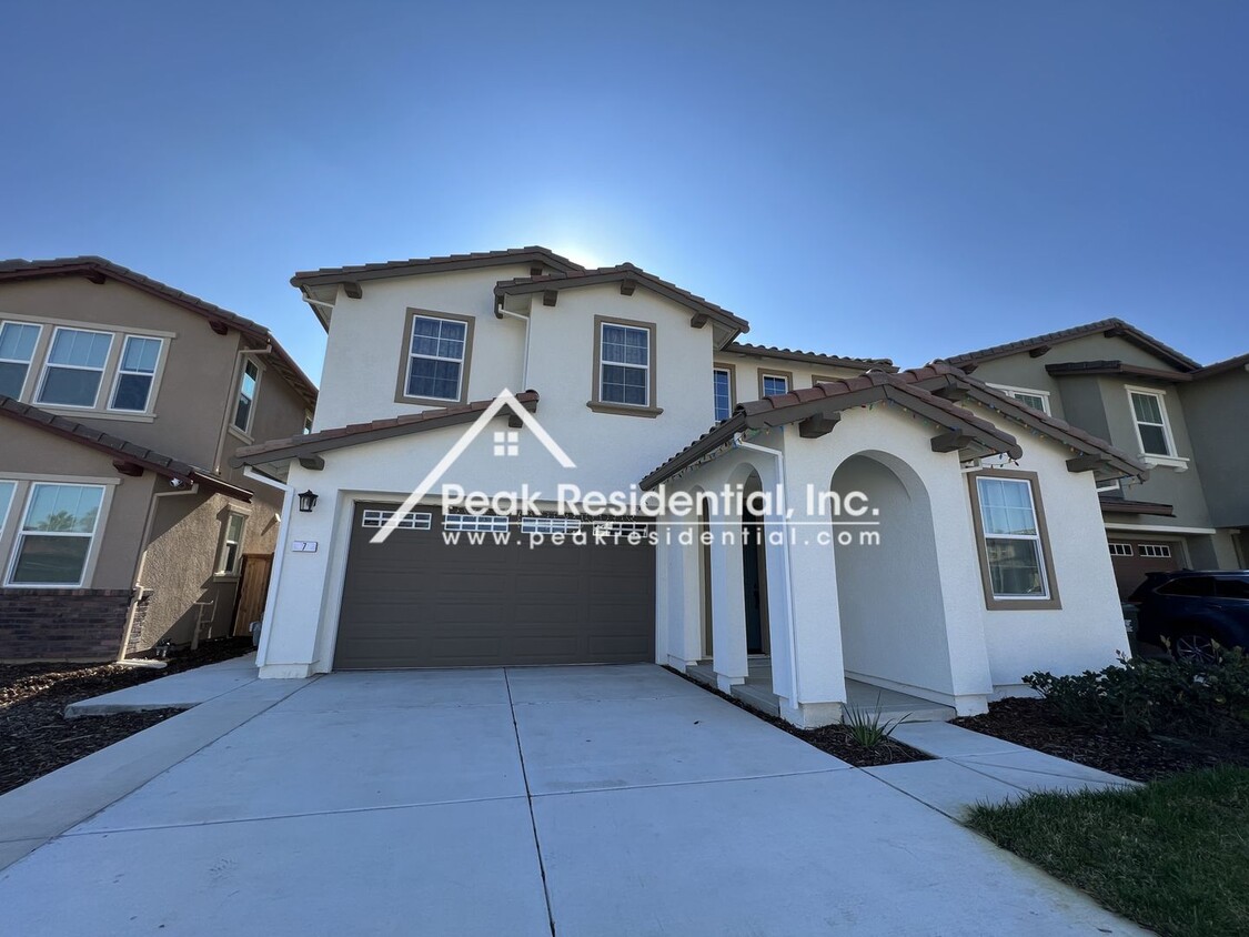 Foto principal - Newer 4bd/3ba Elk Grove Home with 2 Car Ga...