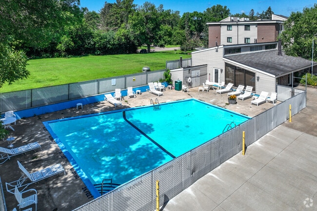 Pool - Plymouth Colony Apartments