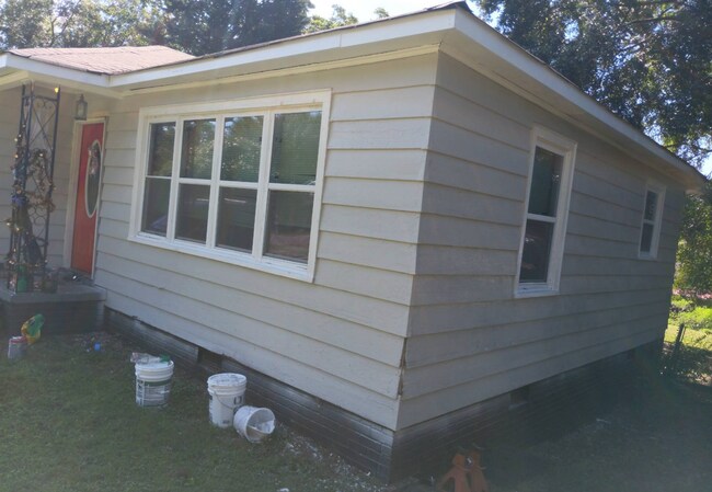 Foto del edificio - Coming Soon! Three Bedroom House with Large Yard