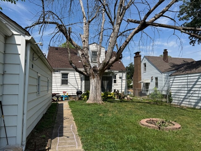 Building Photo - Adorable 3 Bedroom Home Near Lincoln Park!