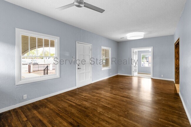 Building Photo - 945 E Granada Rd