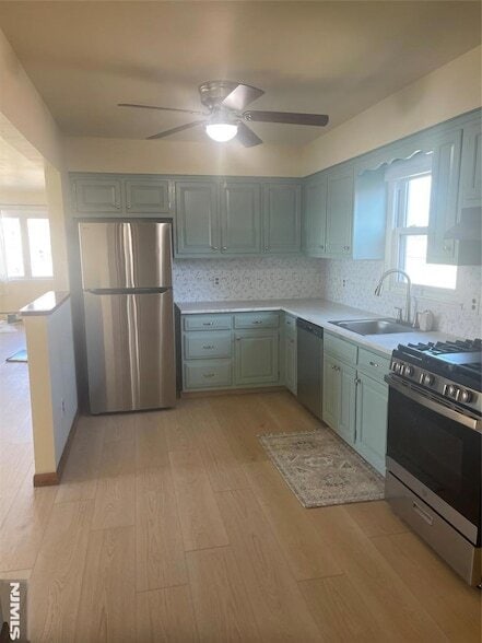 Building Photo - 370 Henry St