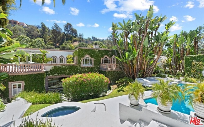 Foto del edificio - 1241 Stone Canyon Rd