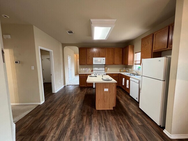 Foto del edificio - CENTRALLY LOCATED 3 BEDROOM SINGLE STORY H...