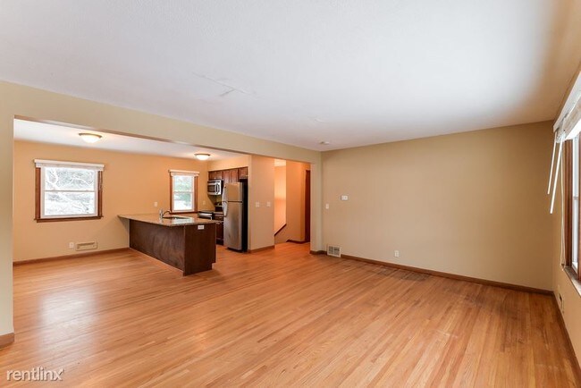 Foto del edificio - 5 br, 2 bath House - 8937 Indahl Ave S