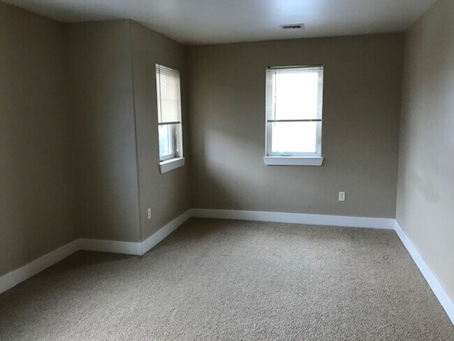 Building Photo - Centrally Located Large 1 Bedroom 1 Bathro...