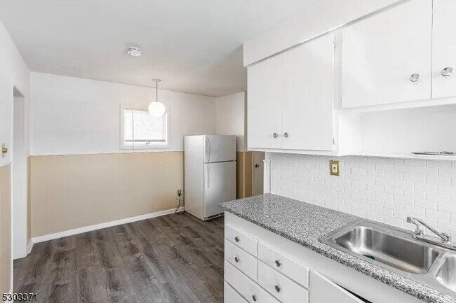 Foto del edificio - 26 Schooleys Mountain Rd