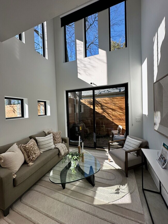 Foto del edificio - 2702 N Carroll Ave