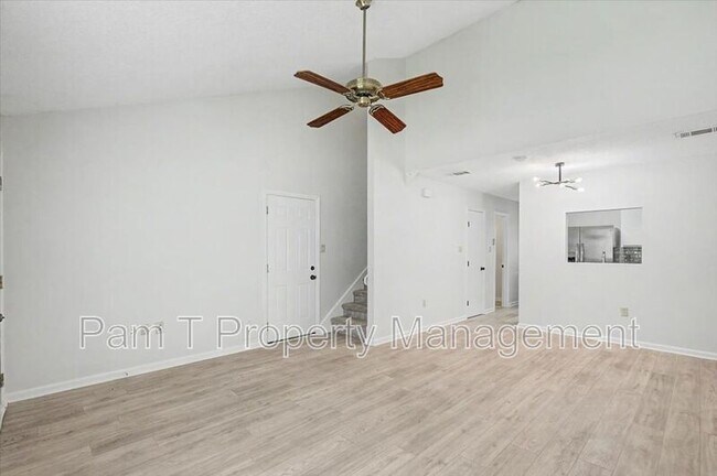 Foto del edificio - 128 Fox Chase Rd