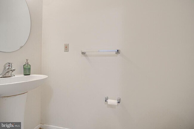 Building Photo - 1138 W Lombard St