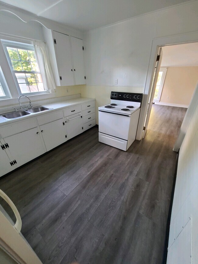 kitchen - 165 W 4th St