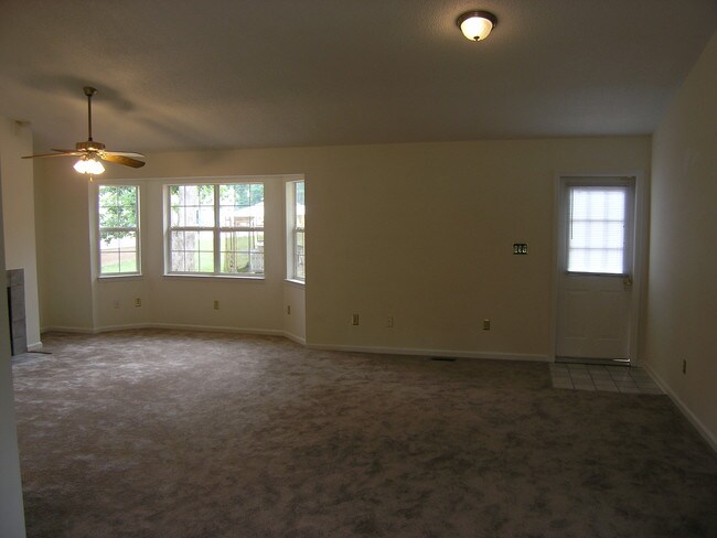 Building Photo - 16 Silver Spur Ct