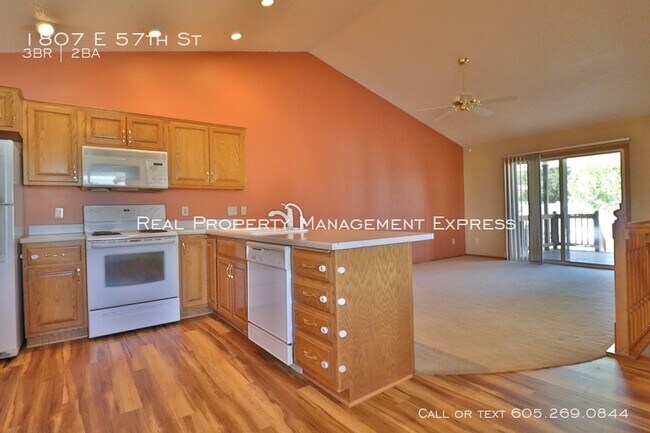 Building Photo - 3 Bed 2 Bath Townhome with Fenced Yard