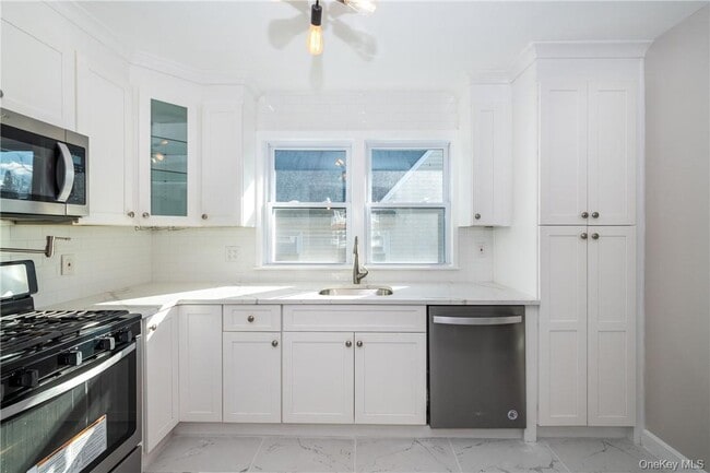 Foto del edificio - 75 Farrell Ave