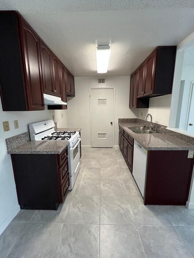 Primary Photo - 2570 W Lincoln Ave
