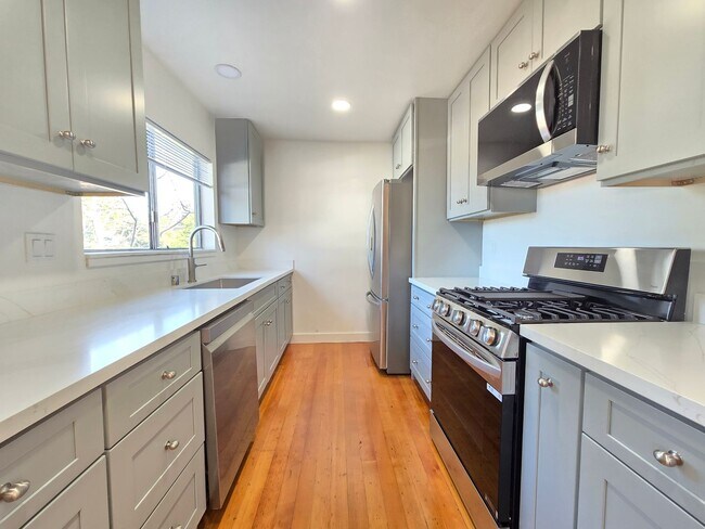Foto del edificio - Beautifully Renovated 3-Bedroom / 2-Bathroom Duplex-Style Home in Prime Sunnyvale