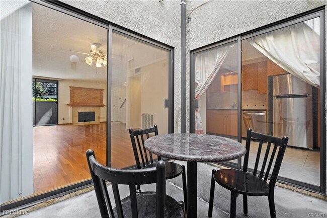 Building Photo - 3 br, 3 bath Condo - 23549 Victory Blvd Un...