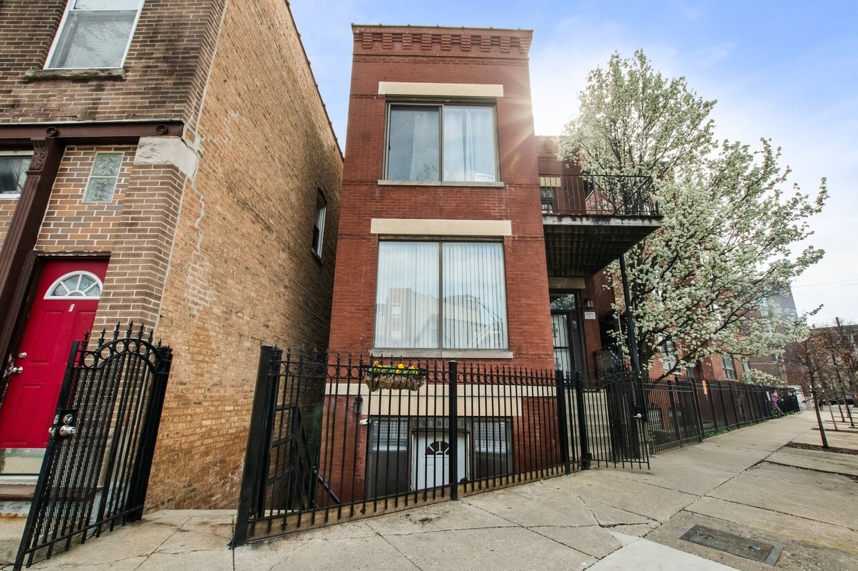 Photo - 1739 W Beach Ave (Chicago, IL)