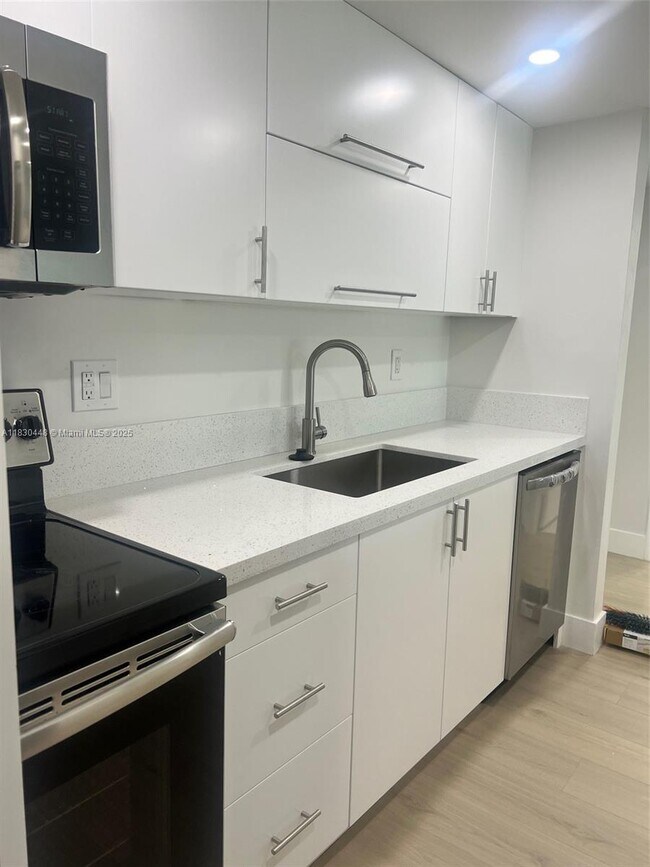 Foto del edificio - 100 Lakeview Dr