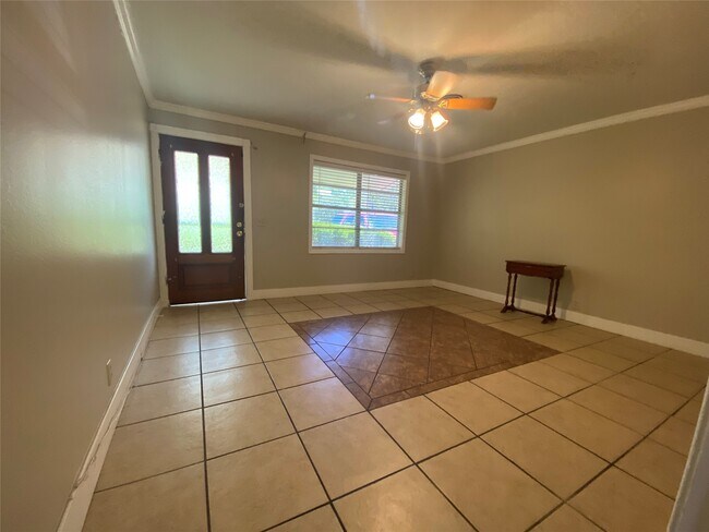 Building Photo - 802 Mable St