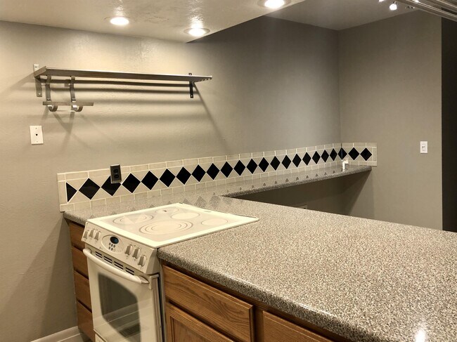 Building Photo - 4830 Highland Cir