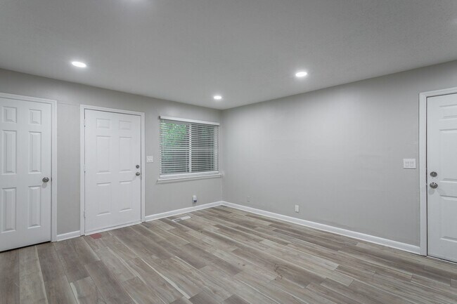 Foto del edificio - 392-394 Booth Rd