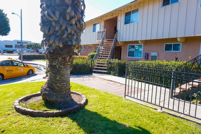Building Photo - 2929 W Rosecrans Ave