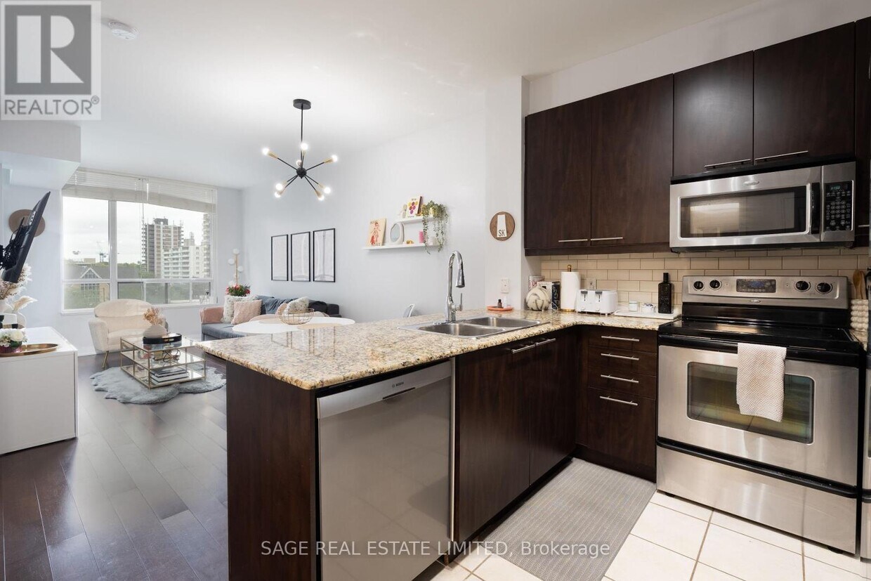 Photo principale - 88-688 Broadway Ave
